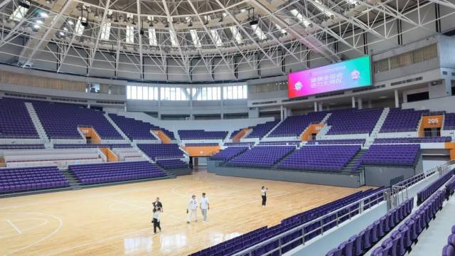 泪目！足协杯冠军奖杯被带回工体，放在已故球迷杨雪的座位旁